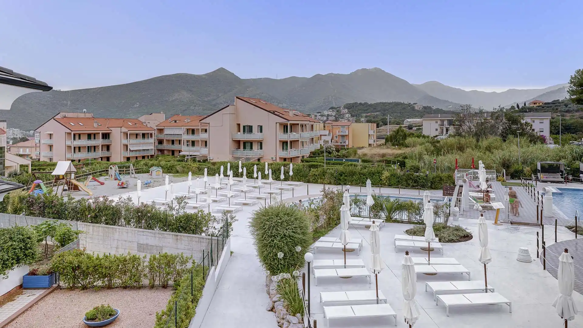 Piscina con zona solarium